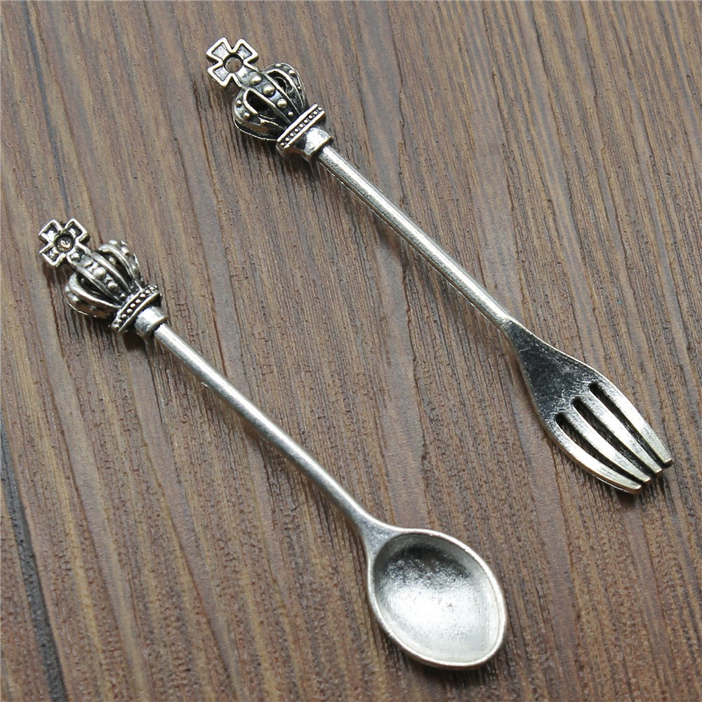 Vintage Collectible Spoons - 10個アンティークシルバー色クラウンスプーンチャームペンダントジュエリーアクセサリークラウンフォークチャームジュエリーメイキングのために